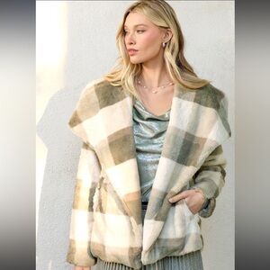 NWT Mystree Faux Fur Jacket in Cream and Tan With Pockets Size Large Neutral